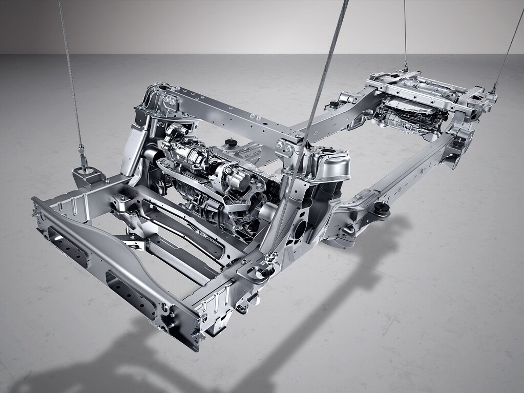 In the innovative design of the G-Class, the rear axle adopts a De Dion suspension. The design features separate half shafts, allowing the rear electric motors to be bolted directly to the chassis. This ensures that, regardless of suspension movement, the wheels maintain consistent camber and toe, enhancing stability and handling.