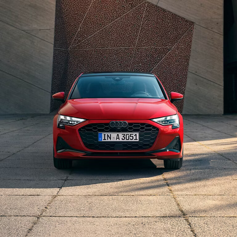 The new Audi A3 Sedan in the advanced equipment line catches the eye with a new front design with hexagonal, frameless Audi Single frame and narrow design elements on the side air inlets. The Audi rings in 2D look as well as a new light design also distinguish the elegant design language.