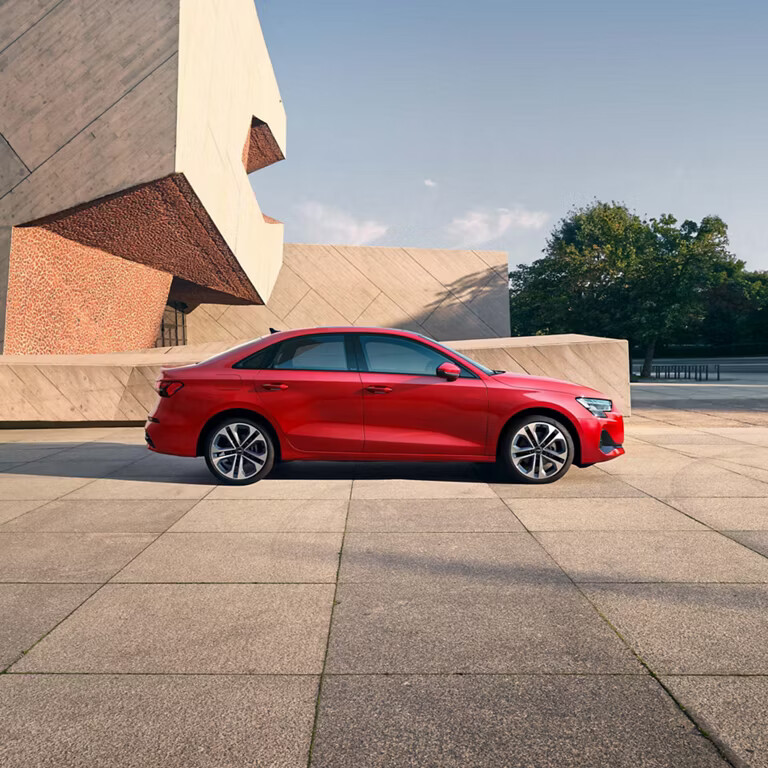 In the side view, the continuous shoulder line extends to the rear door to emphasize the length as well as the sporty, elegant silhouette of the new Audi A3 Sedan. Details such as the laser-engraved model designation on the B-pillar round off the vehicle’s appearance harmoniously.