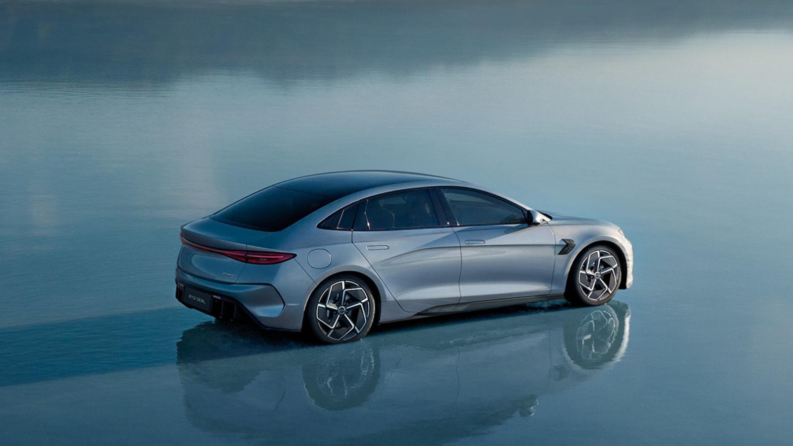 The front of the BYD Seal follows the X design concept, with the impressive and dynamic waistline, fully illustrating the combination of the performance and style.