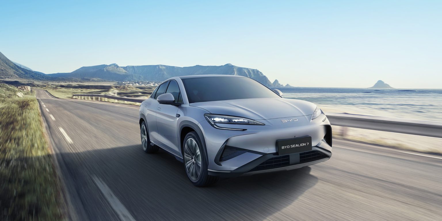اشعر بإثارة القيادة عالية الأداء مع محرك BYD SEALION 7 الكهربائي الذي يصل إلى ٢٣٬٠٠٠ دورة في الدقيقة. تتسارع نسخة الدفع الرباعي من ٠ إلى ١٠٠ كم/ساعة في ٤٫٥ ثانية فقط. وبسرعة قصوى تبلغ ٢١٥ كم/ساعة، تُعد SEALION 7 واحدة من أفضل سيارات الدفع الرباعي، حيث تجمع بين القوة والسرعة والدقة لقيادة مثيرة.