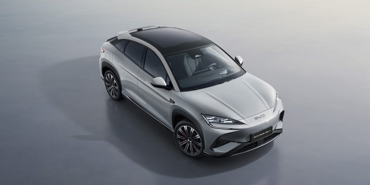 خطوطها الانسيابية الأنيقة وتصميمها الانسيابي يمنحان سيارة SEALION 7 مظهرًا رياضيًا مستقبليًا يلفت الأنظار أينما ذهبت. قاعدة العجلات الممتدة لا تعزز المظهر الديناميكي للسيارة فحسب، بل توفر أيضًا مساحة داخلية واسعة ومريحة، تجمع بين الأناقة والعملية.