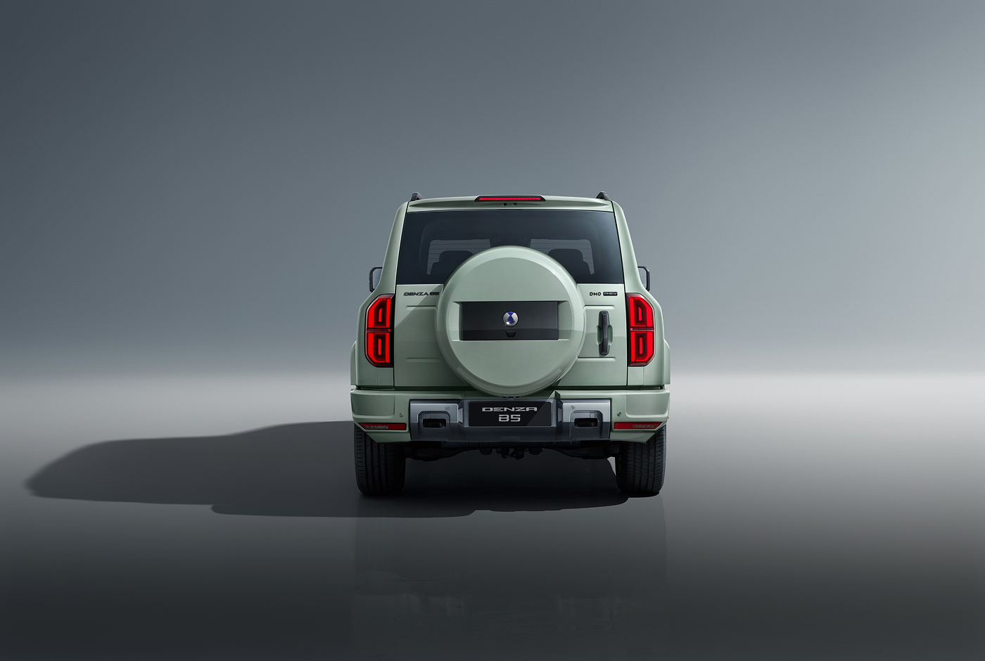 تُضفي المصابيح الخلفية الدوارة ذات الإضاءة والظلال طابعًا بصريًا ديناميكيًا، حيث تمزج بين الأناقة والابتكار لتكوين انطباع مذهل من كل زاوية.