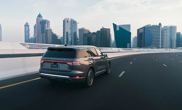 تتميز سيارة لينكولن أفياتور بنظام تعليق هوائي قياسي، يستبدل النوابض الحلزونية الصلبة التقليدية بأكياس هوائية. تنتفخ هذه الأكياس وتنكمش تلقائيًا لتلطيف قيادتك، مما يمنحك شعورًا وكأنك تحلق في الهواء، حرفيًا. يسمح هذا النظام للسيارة بالانحناء للترحيب بك عند اقترابك، مما يُسهّل دخولك وتحميل الأمتعة. كما يرتفع وينخفض ​​نظام التعليق حسب أوضاع القيادة المحددة.