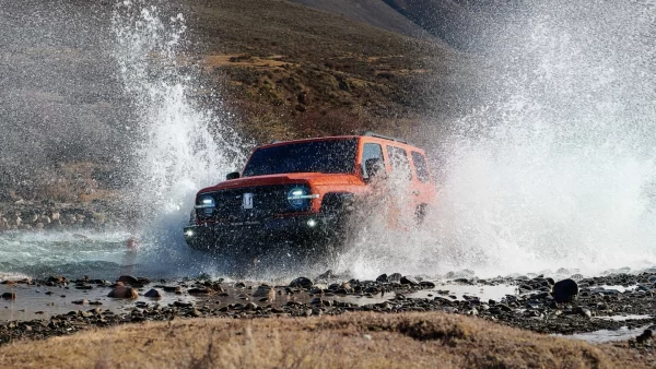 The electronically-controlled mechanical differential locks for the front and rear axles can be activated via an electronic button, transferring engine traction to the wheels with grip, thereby enhancing the vehicle’s extrication capability.