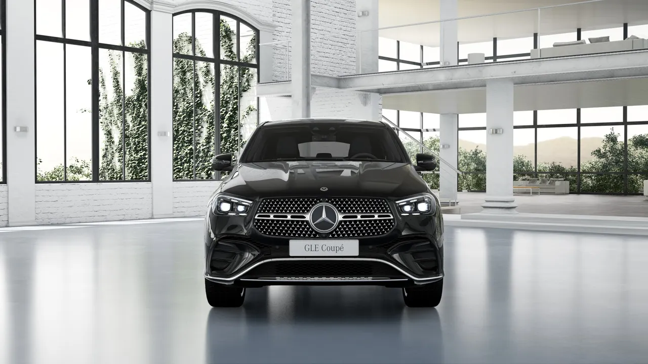 Powerful and sporty: the redesigned front section features a diamond grille with Mercedes-Benz pattern and ensures an even sportier appearance. The front apron of the standard AMG Line also includes a chrome trim strip and precisely shaped air outlets.