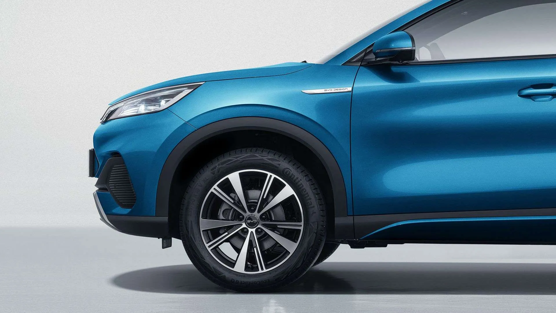 Combining ruggedness and elegance, the 18`` alloy wheels with their 5-spoke swirl design enhance the driving experience and increase performance in every motion.