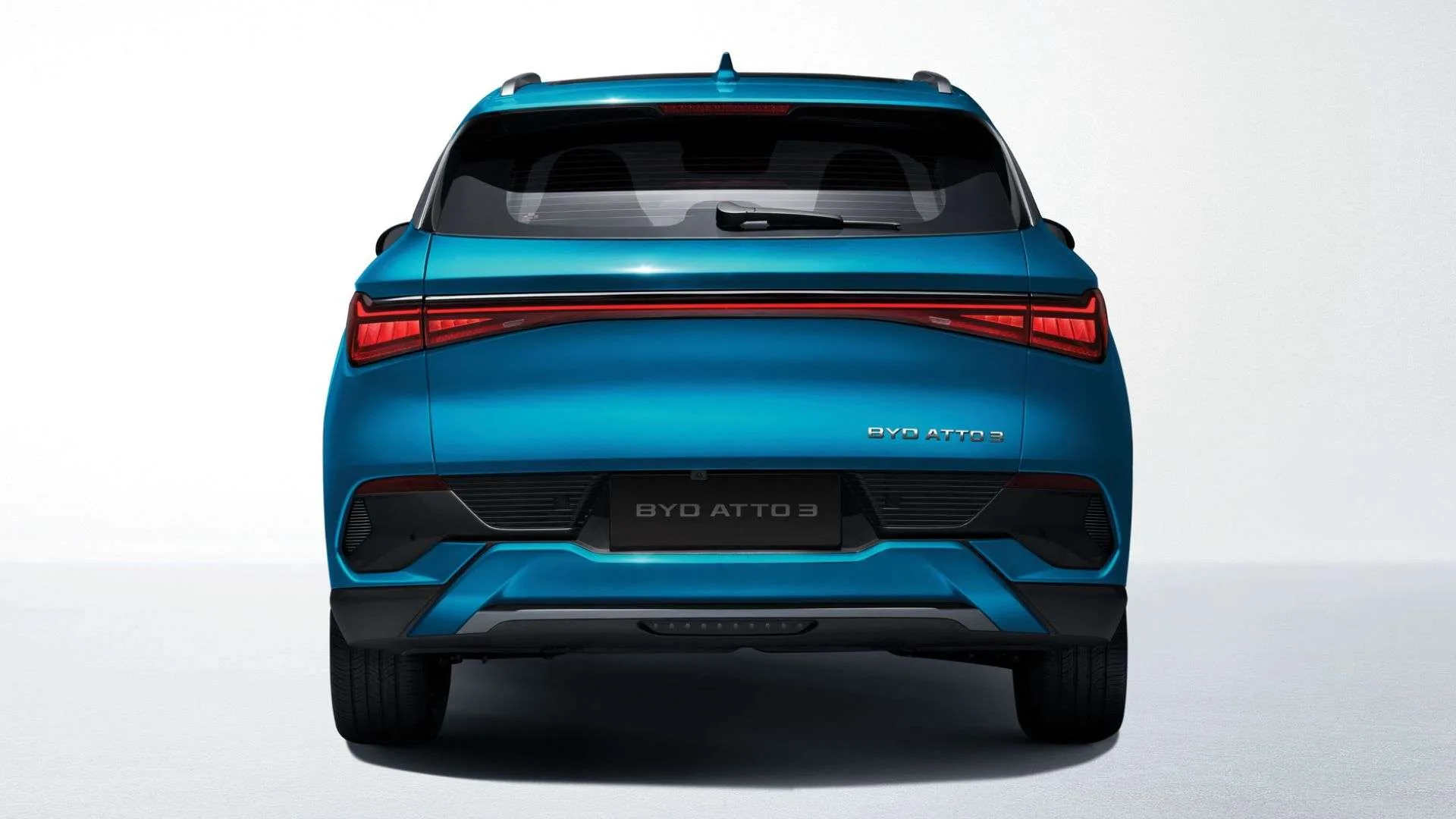 Sleek LED headlamps hug the rear end, while the distinctive LED line places its signature at night.