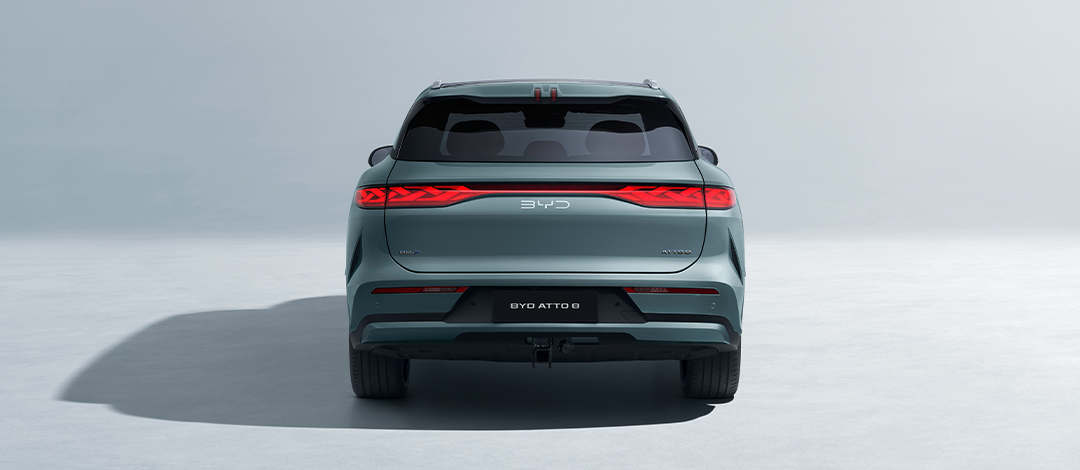 The Chinese Knot Taillight design of BYD ATTO 8 is named “Rhythm of Bamboo”, drawing inspiration from the intricate weaving craftsmanship found in traditional Chinese arts. For thousands of years, bamboo has been deeply woven into the fabric of Chinese society, not only shaping practical handcrafted objects unique to Chinese culture, but also becoming a profound spiritual symbol in Chinese literature and art.