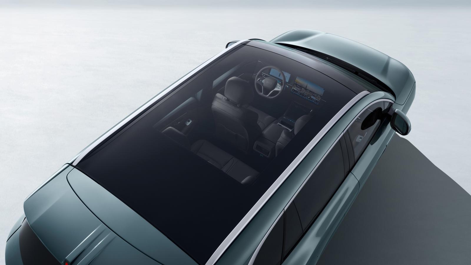 With clean lines and careful finishes, the 2.39m² electric panoramic roof curtain integrates perfectly into the interior design, contributing to the sophisticated and modern style of the vehicle.