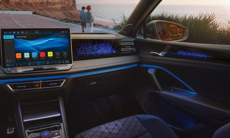 تقديم نظام الملاحة ديسكوفر برو ماكس الاختياري مع شاشة عرض معلومات وترفيه مقاس ١٥ بوصة.