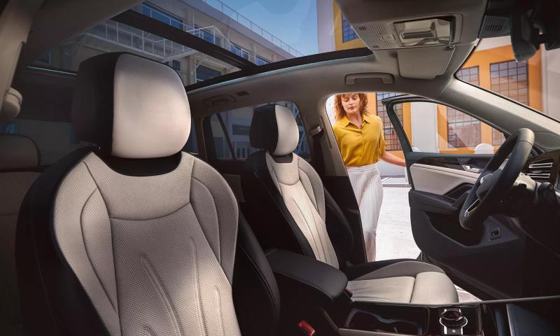 يتوفر حامل كمبيوتر لوحي مدمج في مسند الذراع الأوسط للصف الثاني من المقاعد.