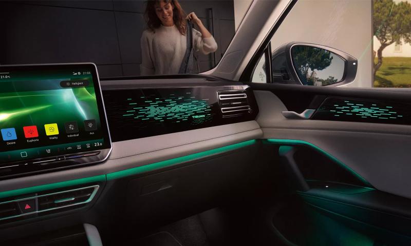 توفر إضاءة محيطة بما يصل إلى ٣٠ لونًا (حسب الطراز) وديكورات مضيئة في لوحة القيادة وعلى الأبواب الأمامية.