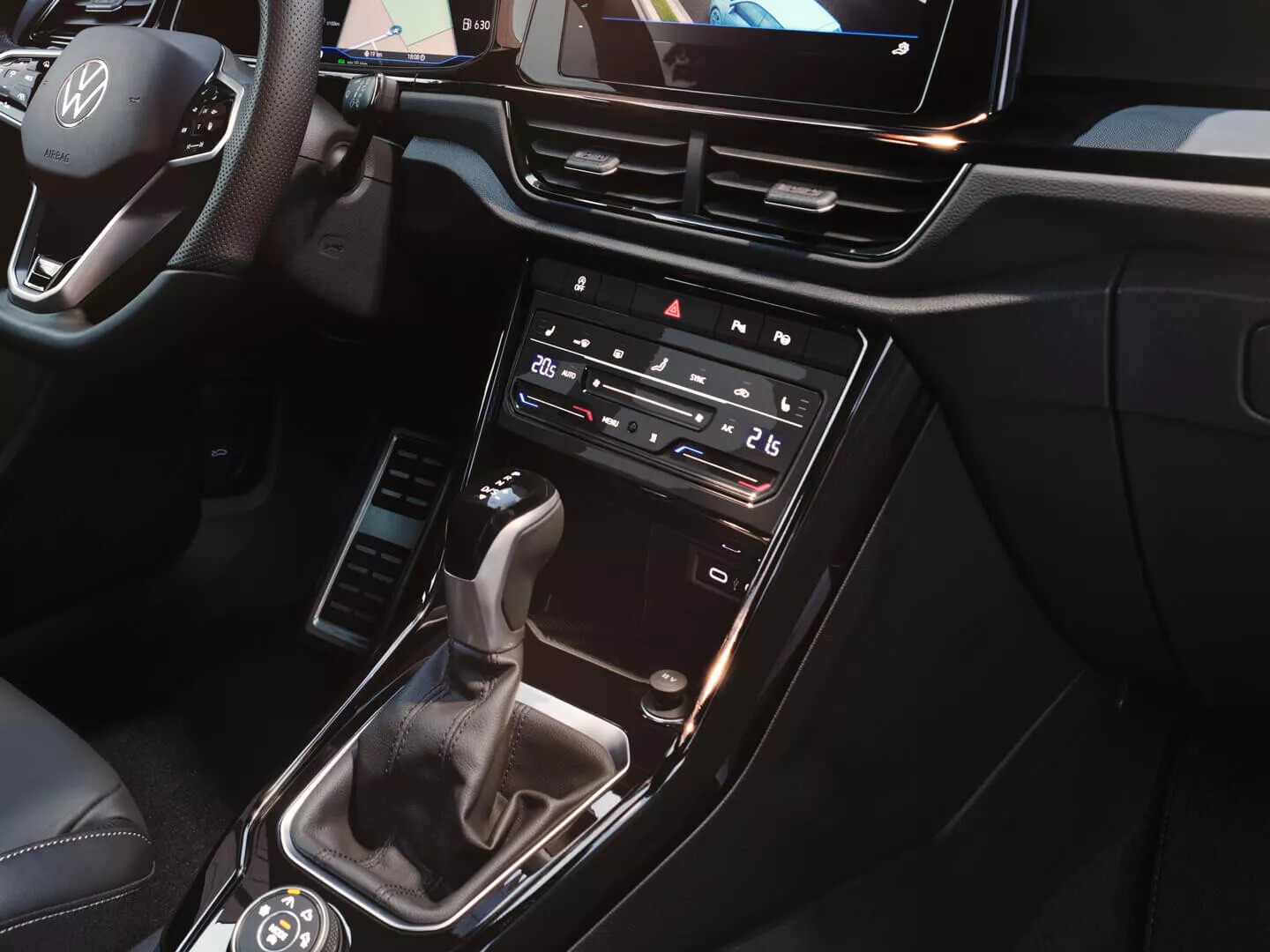 يأتي نظام تكييف الهواء اير كير كلايمترونك بشكل قياسي في طرازي ت-روك ور-لاين ويضمن مناخًا لطيفًا في جميع الأنحاء. أصبحت أدوات التحكم والشاشات الآن رقمية ويمكن الوصول إليها عبر شاشة تعمل باللمس بلمسة إصبع، مما يجعل التشغيل سهلاً للغاية ويمنح قمرة القيادة مظهرًا عصريًا بشكل خاص. تضمن أخاديد التوجيه الوظيفية أيضًا التشغيل السهل والمريح أثناء القيادة. وهذا يعني أن درجة الحرارة المثالية لا تبعد سوى لمسة واحدة.