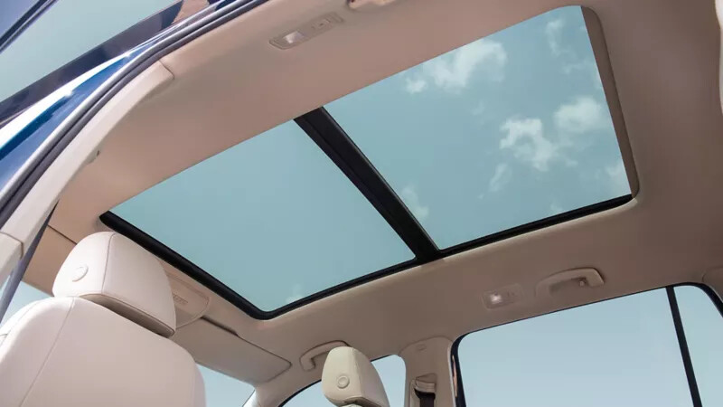 It’s a big world. Take it all in. 

Stargaze with ease in the Teramont. The cabin allows everyone to enjoy the view with a panoramic sunroof that spans the length of almost all three rows.