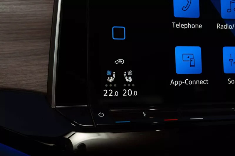 Temperature control wherever you sit.

Too hot, too cold, or just right? Here, driver, front passenger, and folks in the back all get to choose their own temperature preferences. Even if the difference is as little as 0.5 degrees, proving individual comfort is no fairytale.