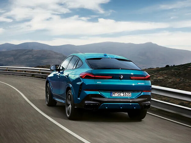 تتضمن كل سيارة X6 نظام اكس درايف القياسي – نظام الدفع الرباعي الذكي من BMW، والذي يوزع الطاقة تلقائيًا بين العجلات لتحقيق أقصى قدر من الجر والتحكم. يتيح لك نظام التعليق M المتكيف، والذي أصبح الآن قياسيًا في كل من M60i واكس درايف 40i، الاختيار بين قيادة أكثر استرخاءً أو قيادة رياضية – بينما تكون فرامل M الرياضية جاهزة دائمًا للعمل مع استجابة دقيقة ومظهر مميز.