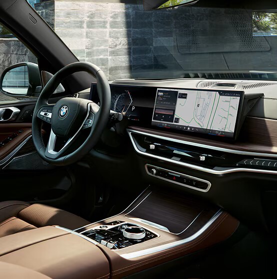 The respected X5 cabin has a distinctive design, with the impressive BMW Curved Display and Lightbar taking prime position on the dashboard.