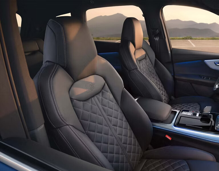 The sport seats plus, front in Valcona leather with S embossing, rhombus pattern and contrasting stitching in rock grey provide excellent lateral restraint. The seat and backrest side bolsters as well as the lumbar support can be pneumatically adjusted to fit your contours.
