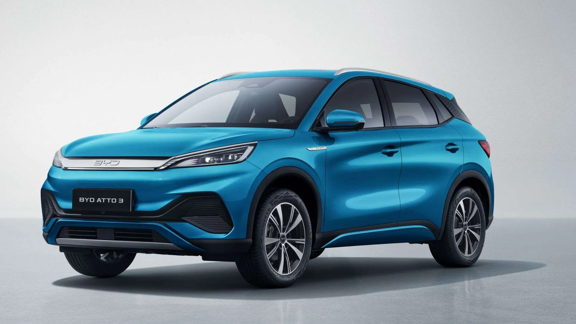 Along the expressive upward slopping waistline and the selection of dynamic alloy wheels,
BYD ATTO 3 delivers a sporty and aerodynamics design.