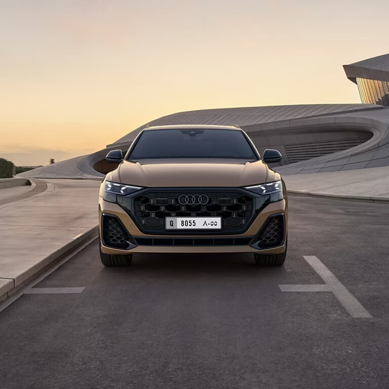 Emphasise the sporty side of the Audi Q8 with the S line exterior package. This includes the Audi Singleframe mask in scandium grey and the S radiator grille in titanium black. At the same time, the striking front end is defined by the S line bumper with full paint finish and the large air inlets.