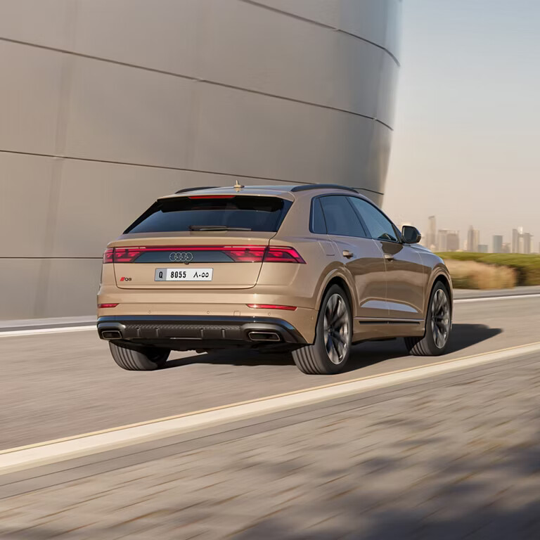 The diffuser with integrated tailpipes testifies to the driving power of the Audi Q8. The Audi rings at front and rear in 2D look are characteristics of the new design language. As an option, the black styling package plus rounds off the exclusive appearance with accents in black.