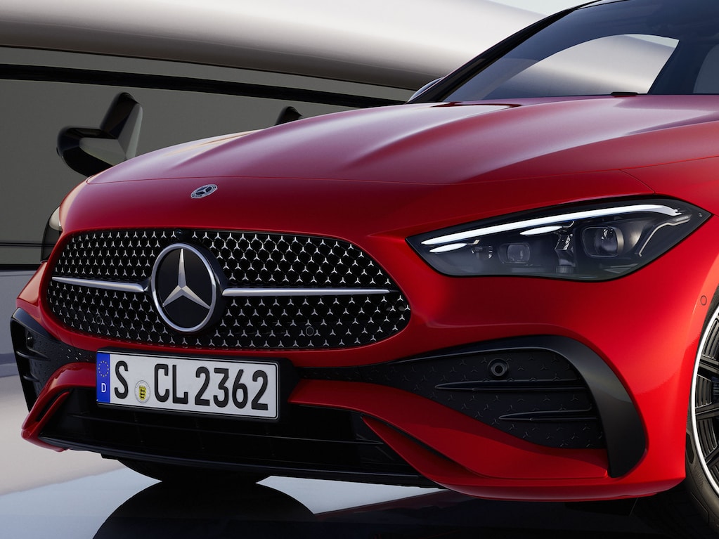 The expressive front end impresses with the powerful power domes on the bonnet, creating a sporty and characterful overall image.