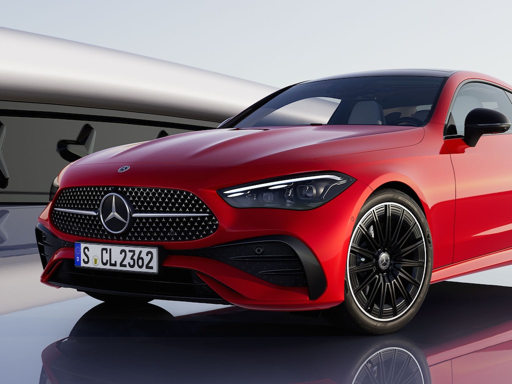 The perfect balance between powerful presence and classic elegance fascinates right from the start. The sporty `Shark Nose` tilts progressively forwards, accompanied by the low-positioned radiator trim with an A-shaped contour and three-dimensional chrome-plated Mercedes-Benz pattern.