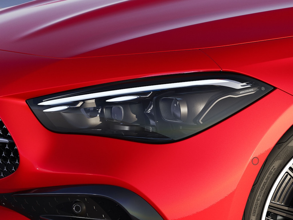 Lighting adapted to the driving situation for relaxed and safe driving: The DIGITAL LIGHT constantly adapts illumination of the road for you to the lighting conditions, the traffic situation, the course of the road and the weather. The HD system works like a projector and calculates the lighting accurately down to the last pixel.