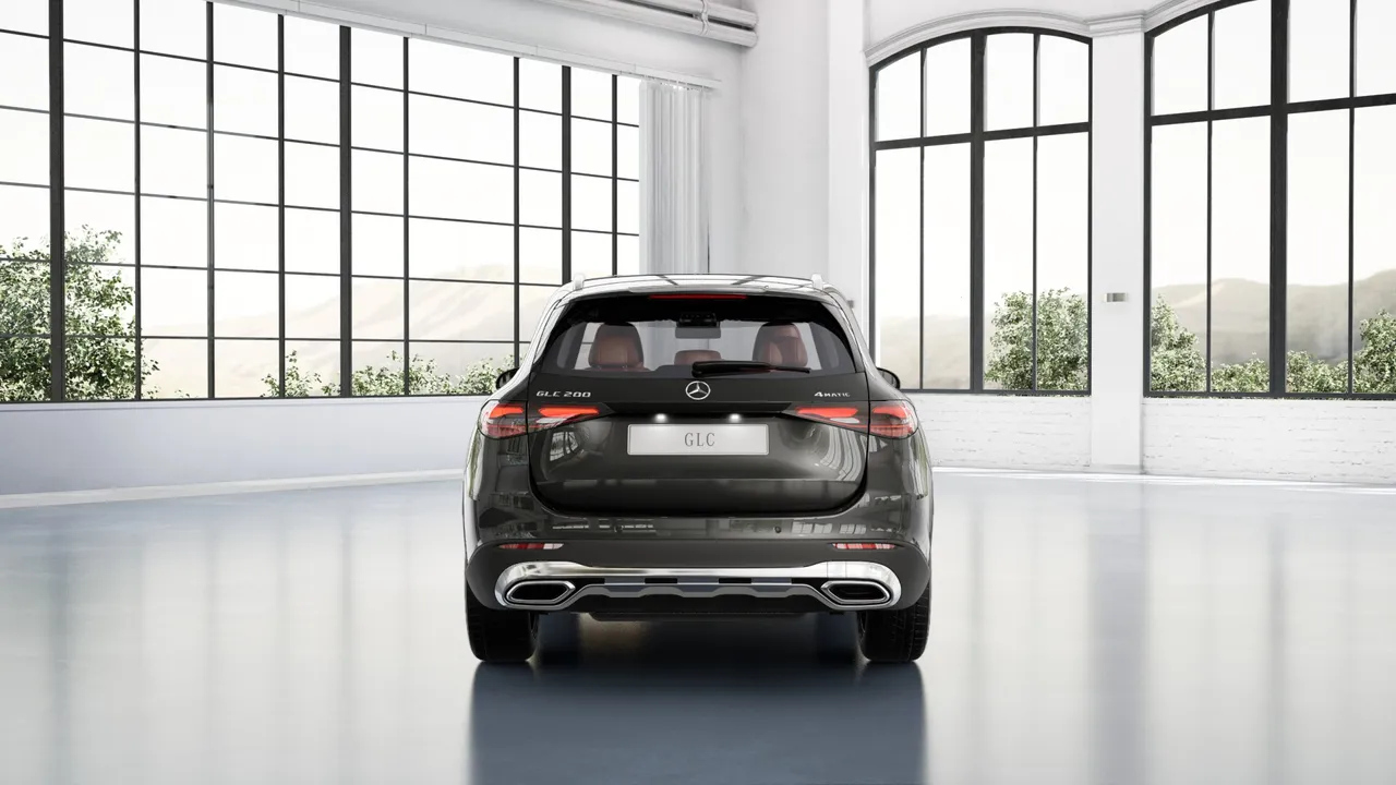 The new two-section tail lights feature a high-quality, three-dimensional full-LED light design. The practical two-section design allows for a wider tailgate as well as a larger load compartment opening. At the same time, the modern, slimmer light design conveys more dynamism even when the vehicle is stationary.