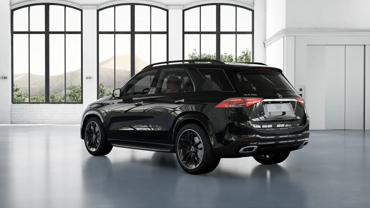 Brightly inspiring: the well designed light signature with two horizontal blocks at the rear underlines the striking SUV character of the GLE.