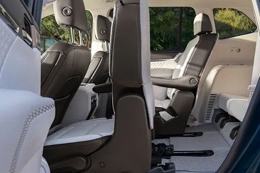 تتيح وظيفة الإمالة/الانزلاق المريحة في مقاعد الصف الثاني إمكانية انزلاقها للأمام وتوجيهها بزاوية لسهولة الوصول إلى الصف الثالث.