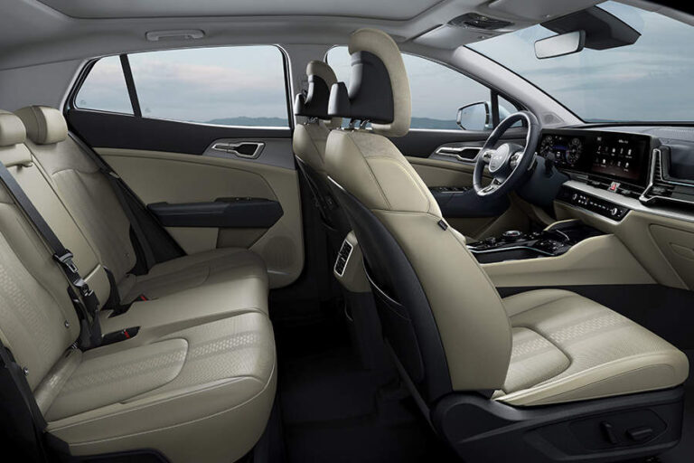 The all-new Sportage delivers comfort to everyone with plenty of interior space. With the most 2nd-row space in its class, passengers can enjoy 1,050mm of legroom and 1,000mm of headroom, making for a comfortable ride, whatever the journey.