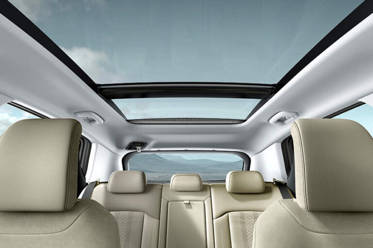 The broad, panoramic sunroof adds a feeling of light and space to the interior. With one touch, it will let in sunlight, starlight, and breezes to help everyone stay cool and refreshed.